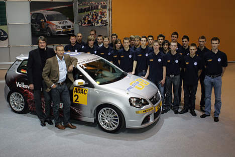 Selv om vejen blev noget snørklet, kommer racerkøreren Kennie Frydkjær Jensen(nr. 2 fra højre) igen til at møde alle sine konkurrenter – her er de alle samlet sammen med Volkswagen Motorsports danske direktør, Kris Nissen ved præsentation på Essen Motorshow i december 2007.